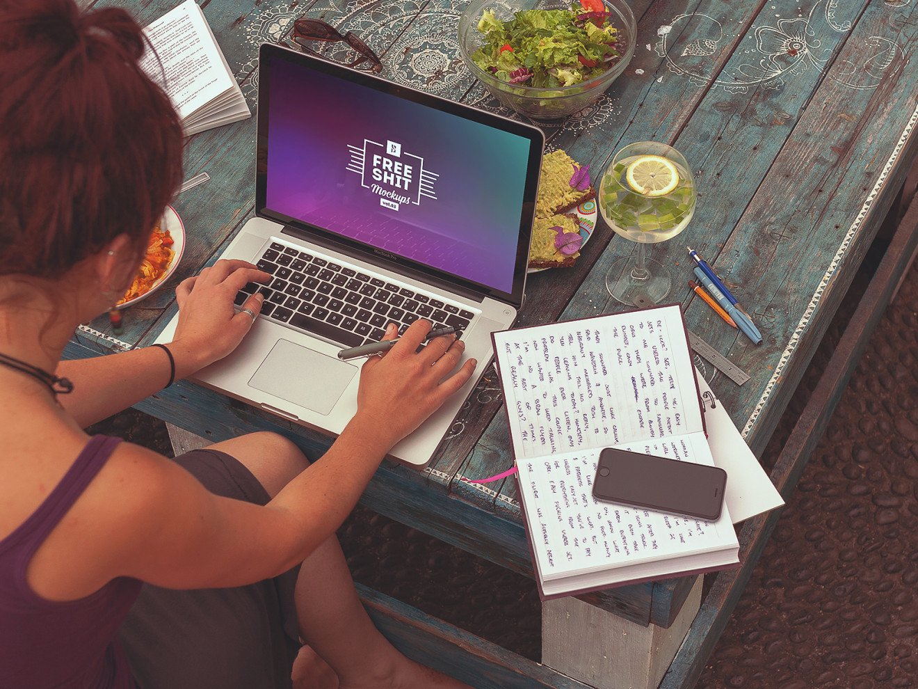 8 Free Hi-Res iPhone & MacBook PSD Mockups