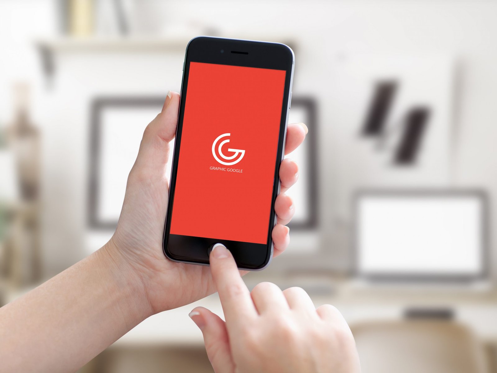 iPhone 6 In Girl Hand PSD Mockup
